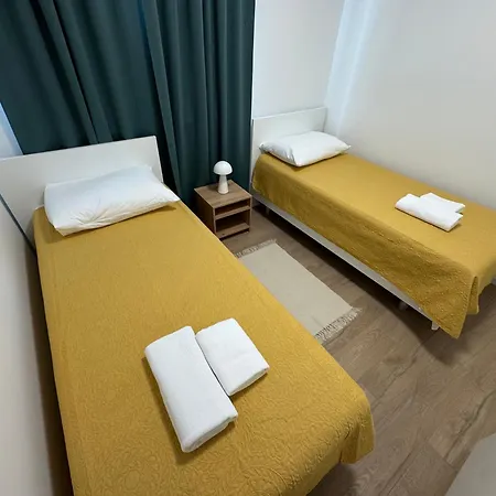 Daire Maris Apartments, *