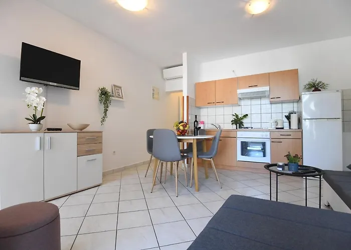 Maris Apartments, Петрчане