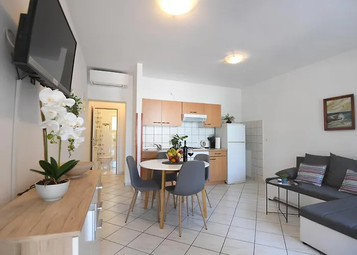 Maris Apartments, *