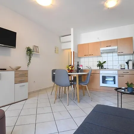 Maris Apartments, Petrcane