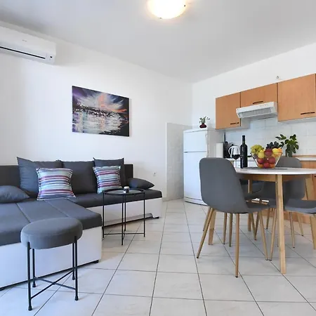 Maris Apartments,