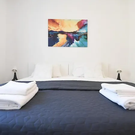 Maris Apartments, Apartment