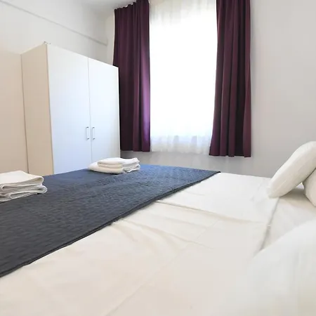 Maris Apartments, * Petrcane