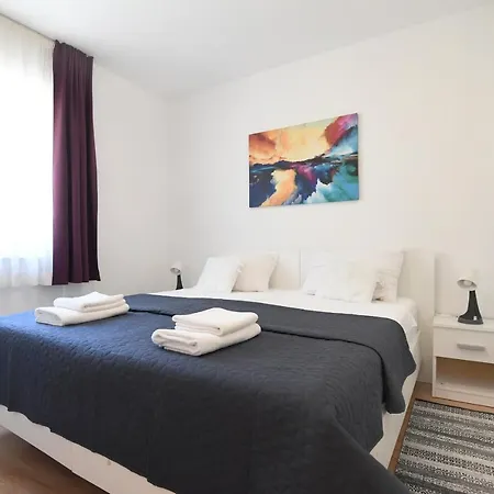 Maris Apartments, Apartment