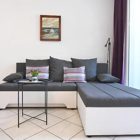 Maris Apartments, Apartment