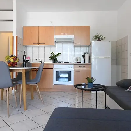 Maris Apartments, Apartment *