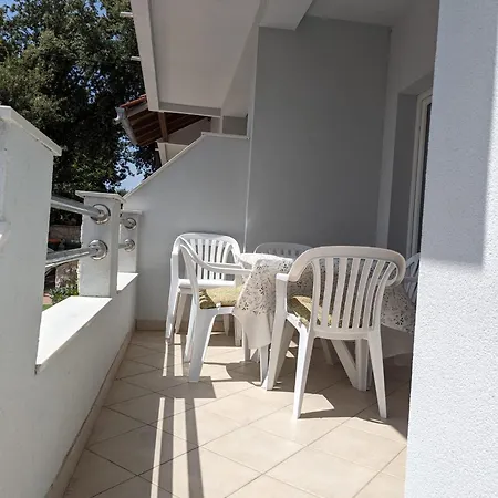 Maris Apartments, Apartment