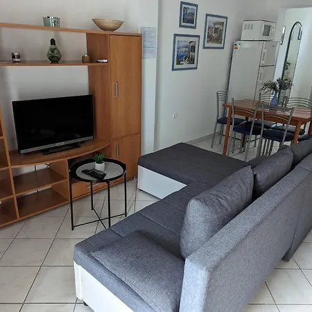 Maris Apartments, Apartment