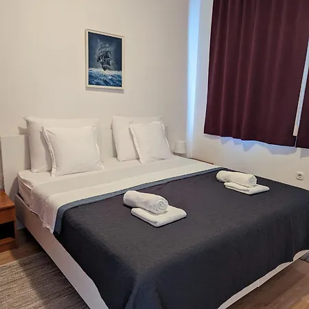 Maris Apartments, Apartment *