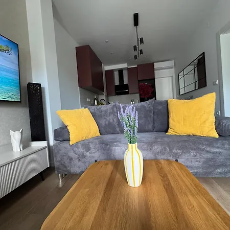 Maris Apartments, 佩特坎内