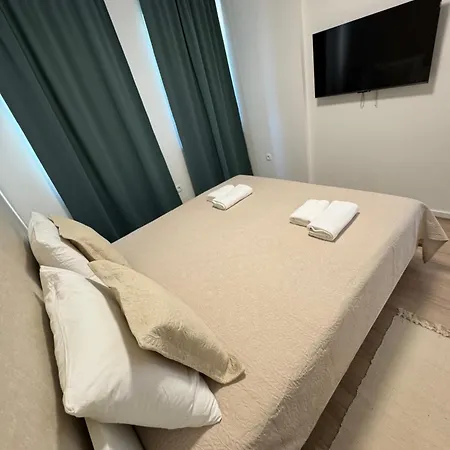 Maris Apartments, 佩特坎内