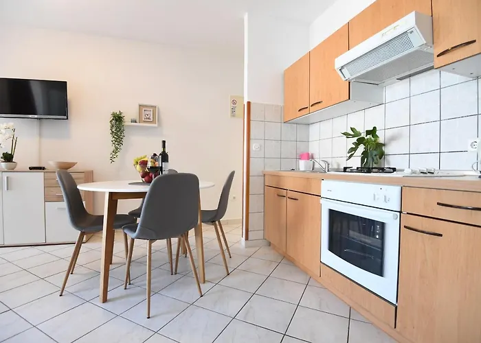 Maris Apartments,