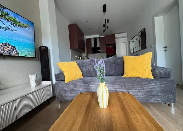 Maris Apartments, بيتريتْشاني